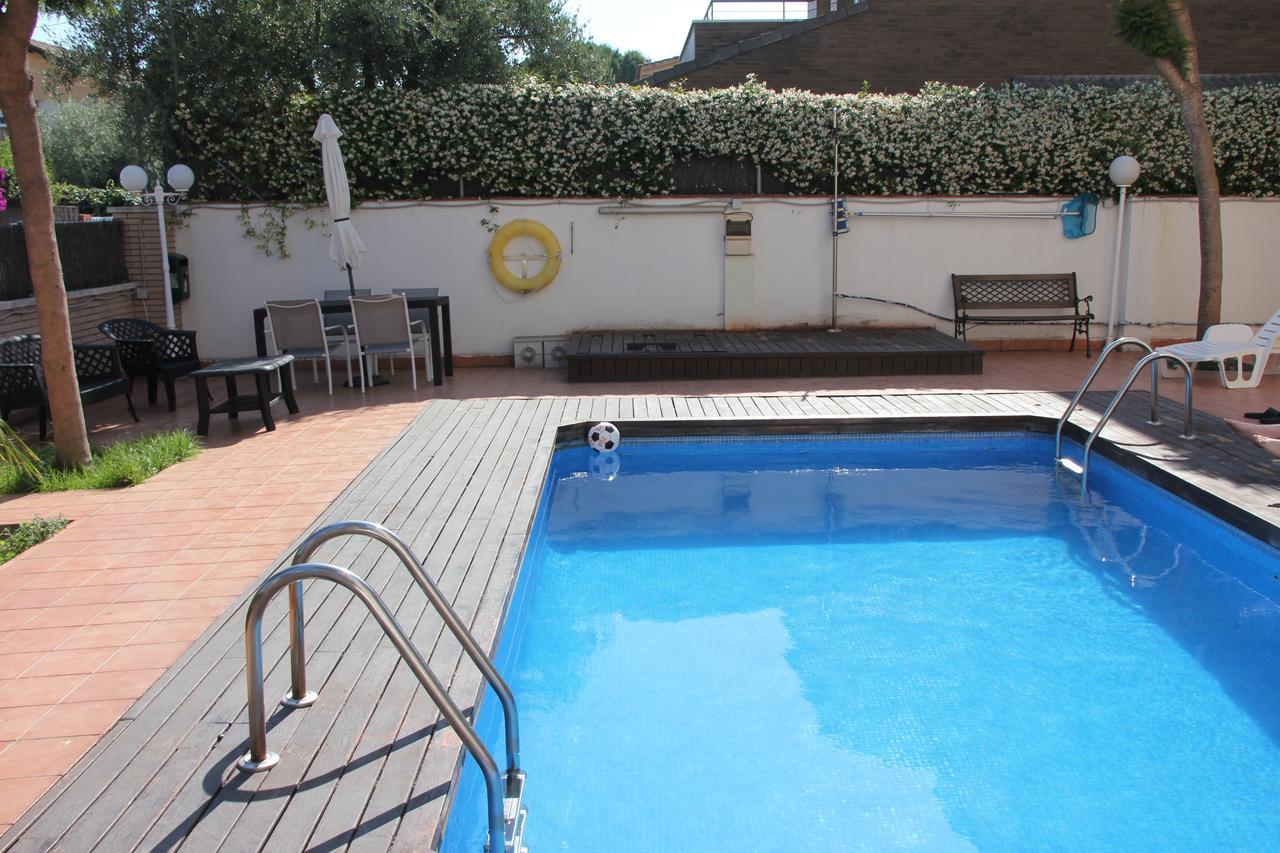 Apartamentos Caru Castelldefels Exteriör bild